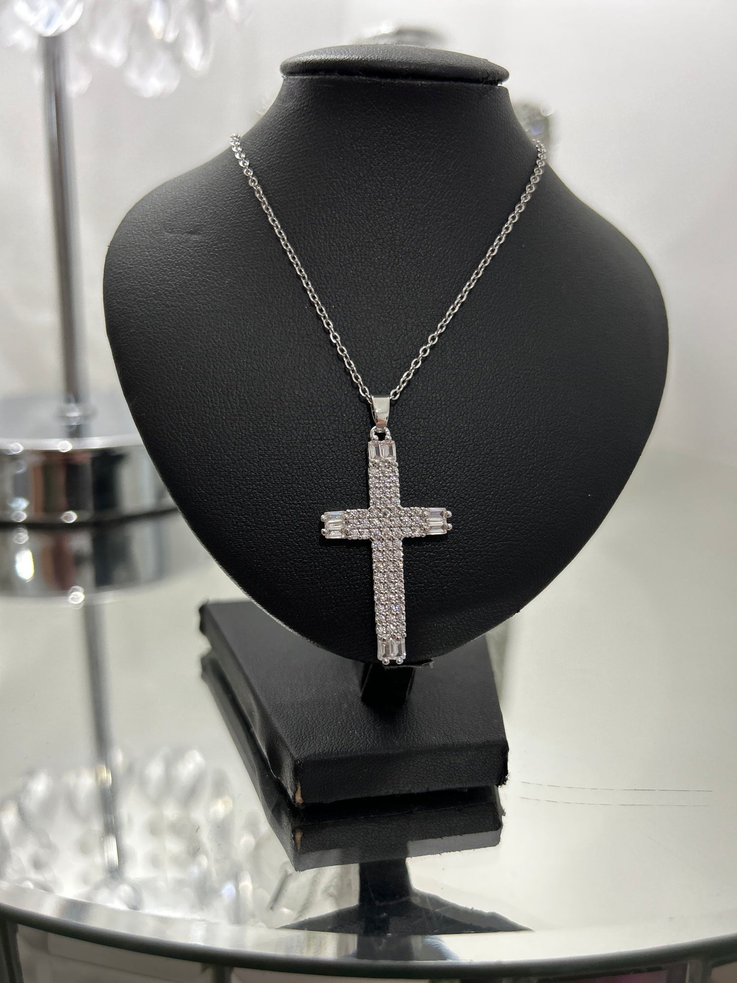 Stunning Cross & Chain 3.5x2cm