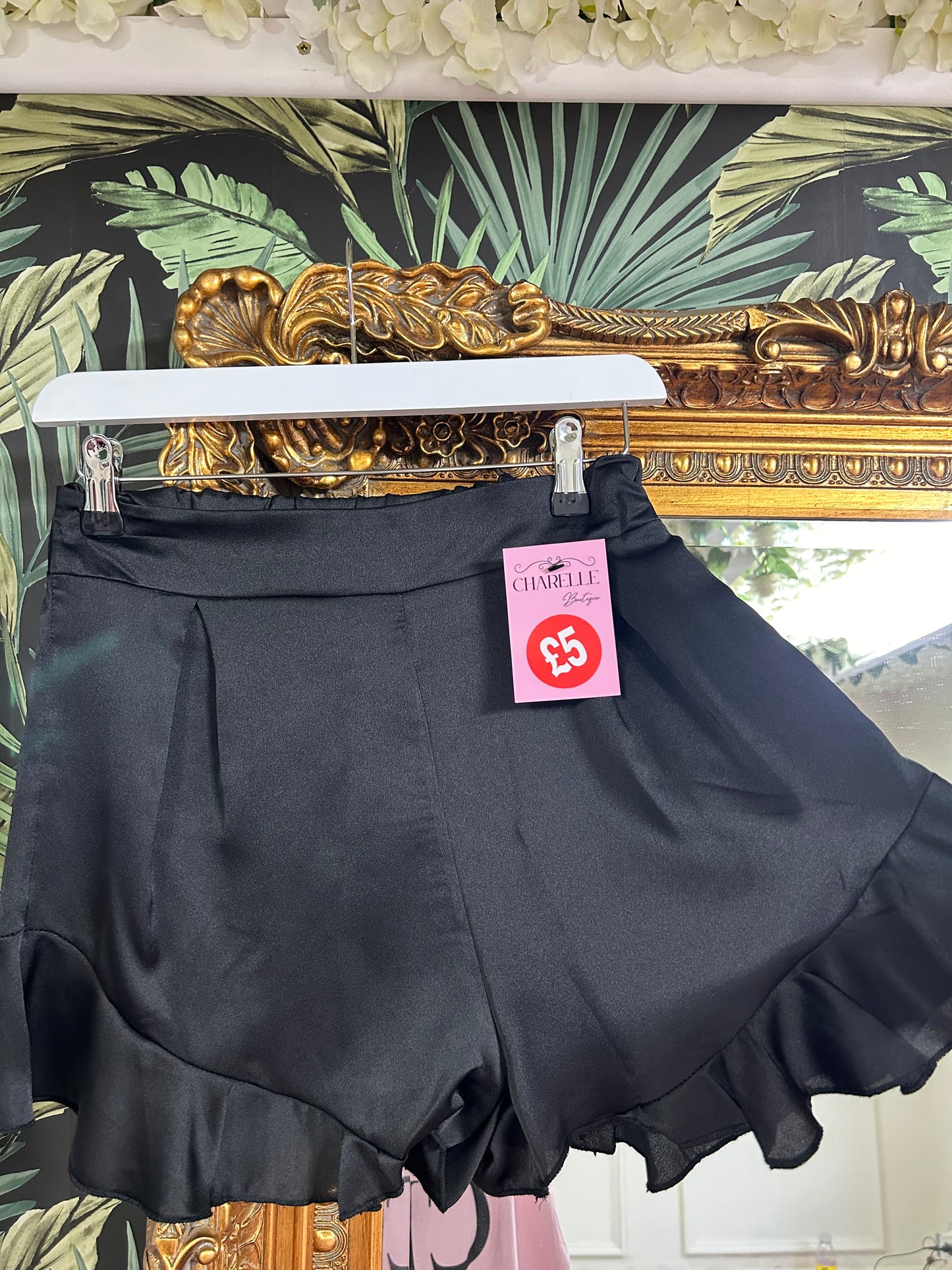 ❌ Black Satin frill short size 8