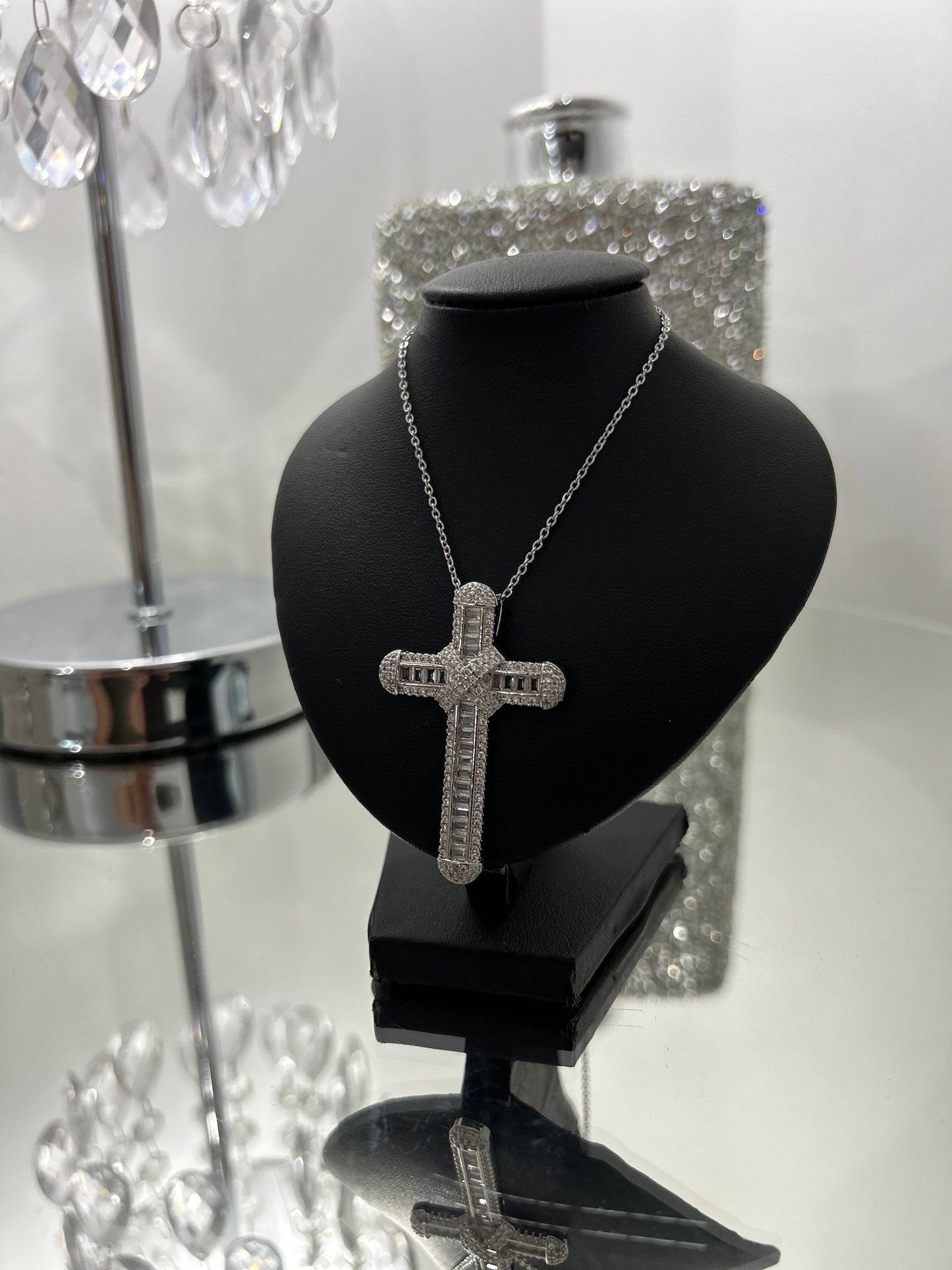 Stunning cross & chain 5x3cm