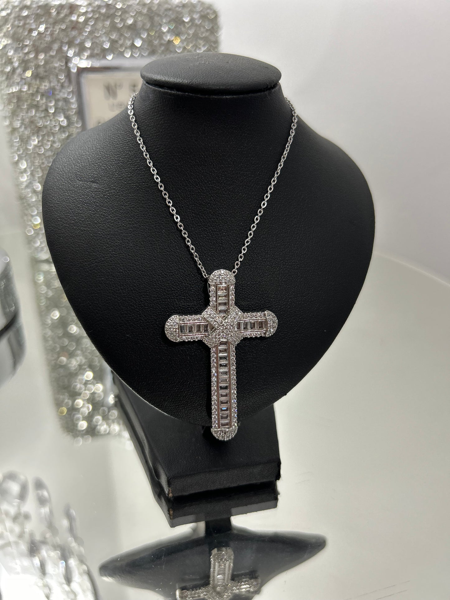 Stunning cross & chain 5x3cm