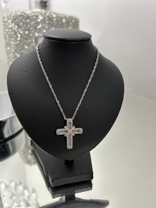 Stunning cross & chain 2.5x2cm