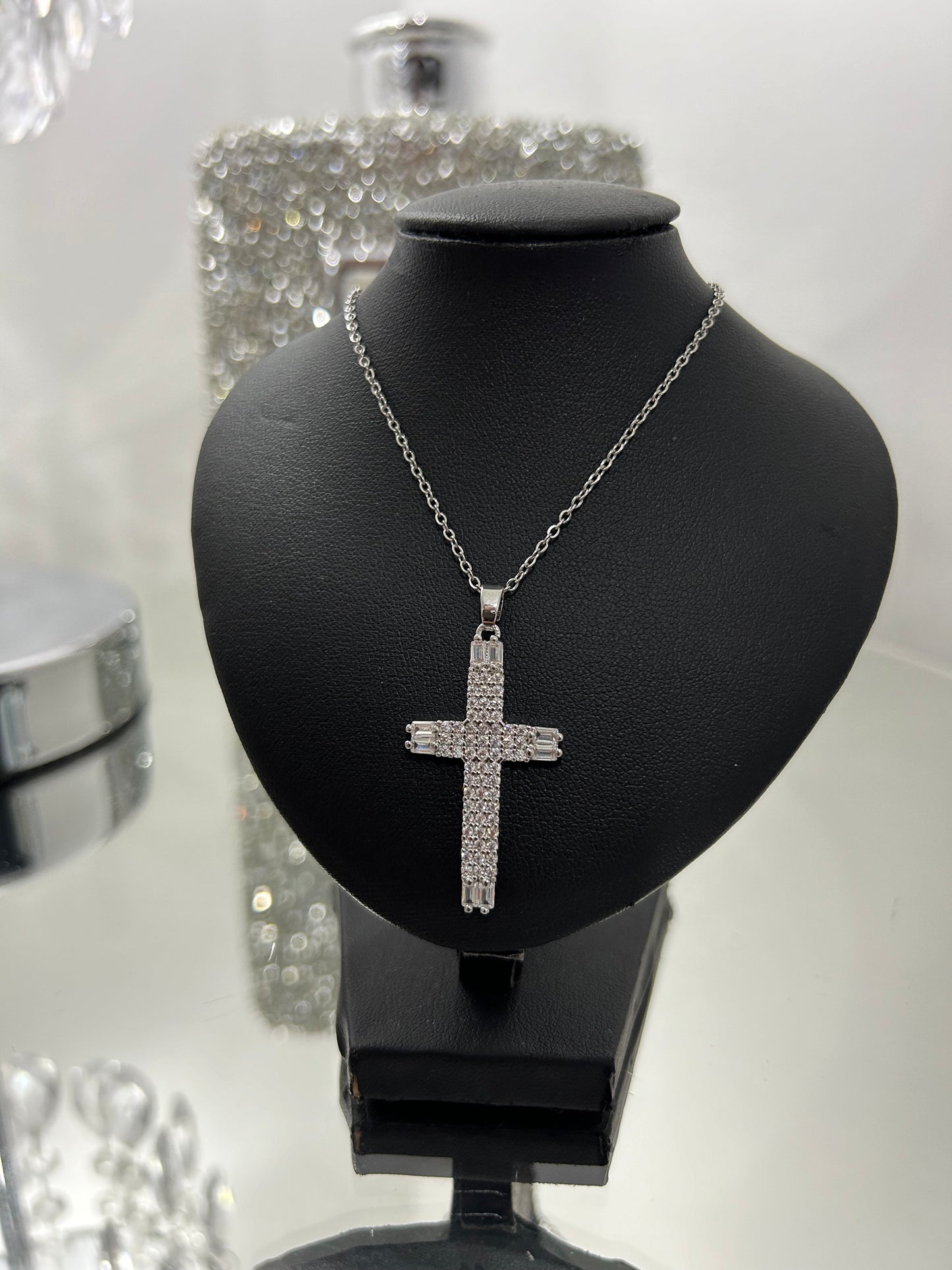 Stunning Cross & Chain 3.5x2cm