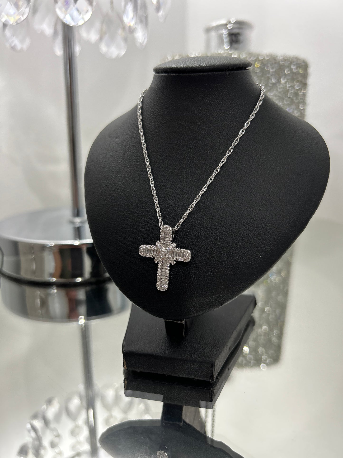 Stunning cross & chain 2.5x2cm