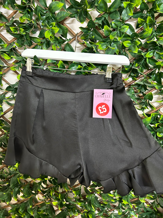 ❌ Black Satin frill short size 8